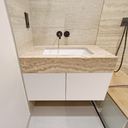 Koupelnová deska z travertinu Travertino Romano Classico. Zakázkové kamenictví TONE OF STONE. Koupelnová deska z travertinu Travertino Romano Classico. Zakázkové kamenictví TONE OF STONE.