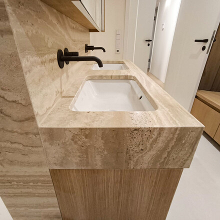 Umyvadlová deska z přírodního travertinu Travertino Romano Classico. Zakázkové kamenictví TONE OF STONE. Umyvadlová deska z přírodního travertinu Travertino Romano Classico. Zakázkové kamenictví TONE OF STONE.