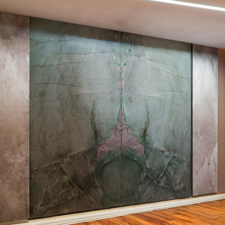 Obložení stěny technikou bookmatch přírodním kamenem Jadore.