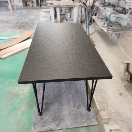 Modern&iacute; konferenčn&iacute; stolek z př&iacute;rodn&iacute;ho kamene Nero Assoluto Zimbabwe.