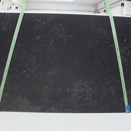 Černý přírodní kámen Belgian Blue vhodný do interiérů i exteriérů.