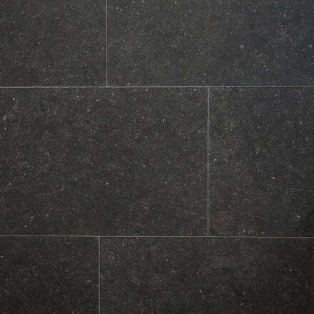 Obložení podlahy černým přírodním kamenem Belgian Blue.