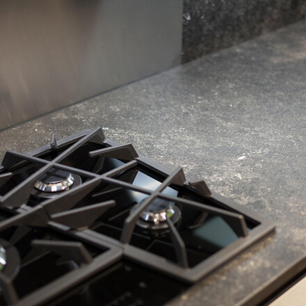 Moderní kámen Belgian Blue v kuchyni.