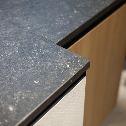 Kuchyňská deska z přírodního kamene Petit Granite.