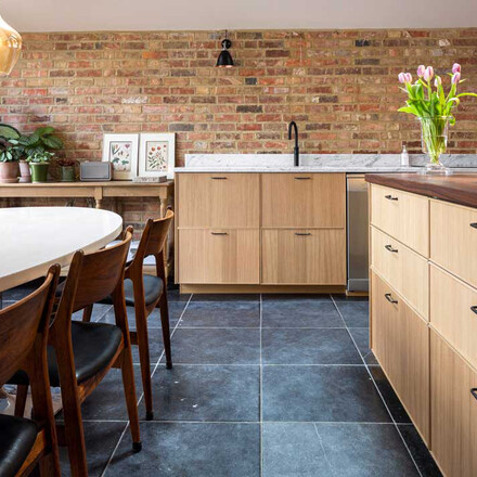 Obložení podlahy přírodním kamenem Belgian Blue Stone.