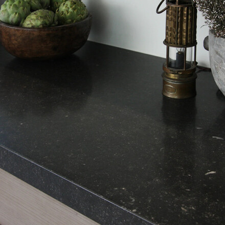 Praktická deska moderního přírodního kamene v interiéru - kámen Belgian Blue Stone.