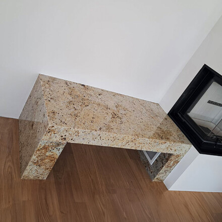 Přírodní kámen Colonial Gold - realizace lavičky ke krbu