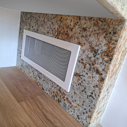 Detail ventilace - vyhřívaná lavička z přírodního kamene Colonial Gold