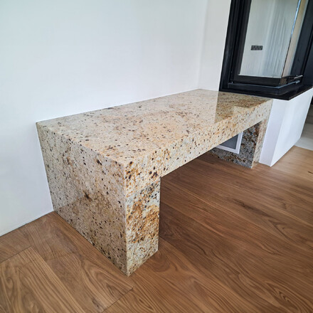 Lavička ke krbu z přírodního kamene Colonial Gold