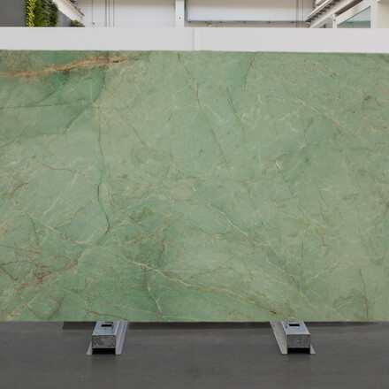 Velkoformátová kamenná deska brazilského kvarcitu Jadore Velkoformátová kamenná deska brazilského kvarcitu Jadore