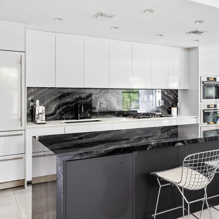 Kuchyňsk&aacute; deska z př&iacute;rodn&iacute;ho kamene Agata Black v modern&iacute; kuchyni - vizualizace