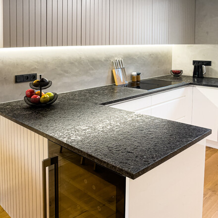 Kuchyňsk&aacute; pracovn&iacute; deska ze žuly STEEL GREY v kart&aacute;čovan&eacute;m povrchu. Zak&aacute;zkov&aacute; v&yacute;roba kamenictv&iacute; TONE OF STONE. 