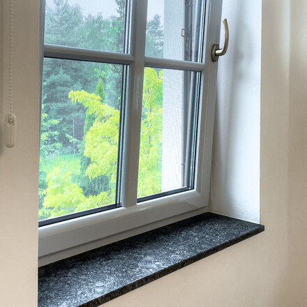 Realizace parapetu z př&iacute;rodn&iacute; žuly Steel grey. Zak&aacute;zkov&aacute; v&yacute;roba TONE OF STONE.