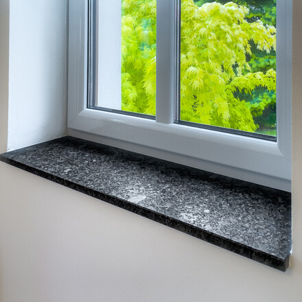 Realizace parapetu z př&iacute;rodn&iacute; žuly Steel grey. Zak&aacute;zkov&aacute; v&yacute;roba TONE OF STONE.