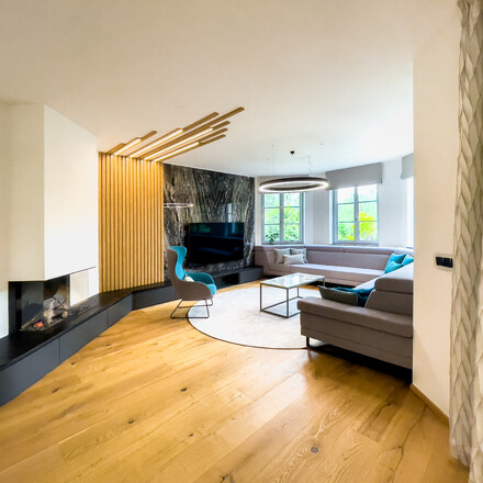 Krbov&aacute; ř&iacute;msa z žuly Mist Black s kart&aacute;čovan&yacute;m povrchem.&nbsp;Zak&aacute;zkov&aacute; v&yacute;roba TONE OF STONE.