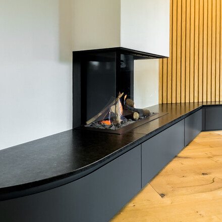 Krbová římsa z žuly Mist Black s kartáčovaným povrchem. Zakázková výroba TONE OF STONE.