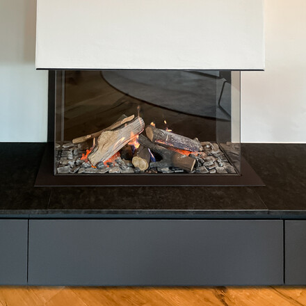 Krbov&aacute; ř&iacute;msa z žuly Mist Black s kart&aacute;čovan&yacute;m povrchem.&nbsp;Zak&aacute;zkov&aacute; v&yacute;roba TONE OF STONE.