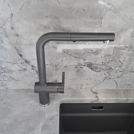 Dřez se spodní montáží v moderní kuchyni s přírodním kamenem. Zakázková výroba kamenictví TONE OF STONE.