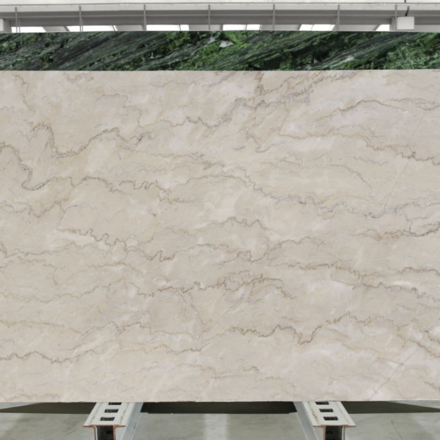 Velkoformátová deska z přírodního kamene, elegantní kvarcit DOLCE VITA, originální kresba kombinující krémovou, žlutou a bílou barvu, zakázkové kamenictví TONE OF STONE