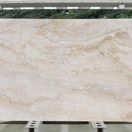 Velkoformátová deska z přírodního kamene, elegantní kvarcit DOLCE VITA, originální kresba kombinující krémovou, žlutou a bílou barvu, zakázkové kamenictví TONE OF STONE