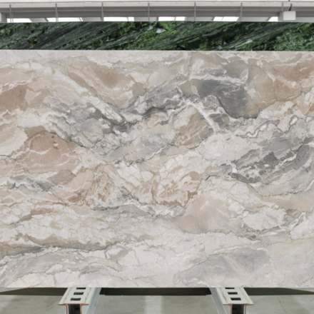 Velkoformátová deska z přírodního kamene, elegantní kvarcit DOLCE VITA, originální kresba kombinující krémovou, žlutou, šedou a bílou barvu, zakázkové kamenictví TONE OF STONE