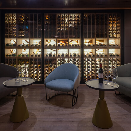 Okouzlující vinotéka s podsvíceným onyxem Onice Verde.