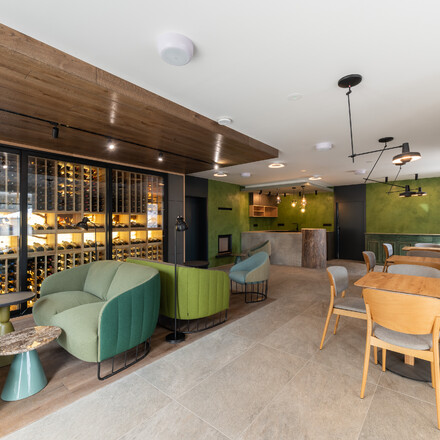 Podsvícený onyx v prostorách rekreačního resortu