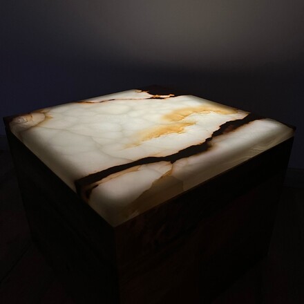 Podsvícený konferenční stolek z onyxu Onice Verde