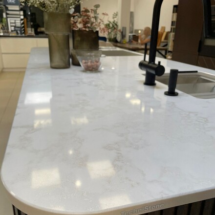 Tvrzen&yacute; k&aacute;men Altamonte