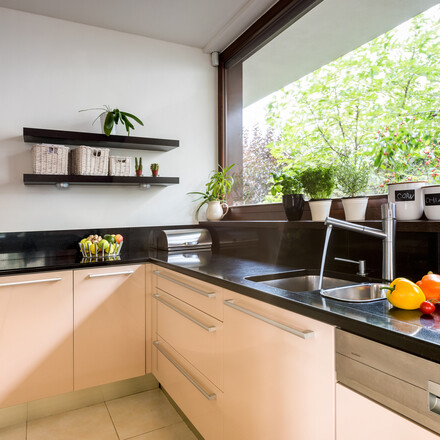 Kamenná kuchyňská deska z umělého kamene Technistone Brilliant Black v černé barvě