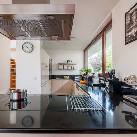 Kamenná pracovní deska z umělého kmene Technistone Brilliant Black v černé barvě