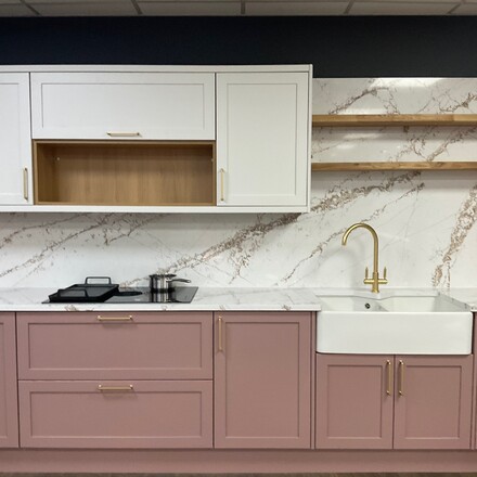 Tvrzený kámen Bronze Coast značky Technistone jako kuchyňská pracovní deska a obklad