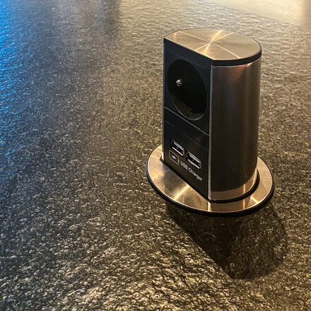 Integrovaná chytrá zásuvka v kuchyňské lince z přírodního kamene