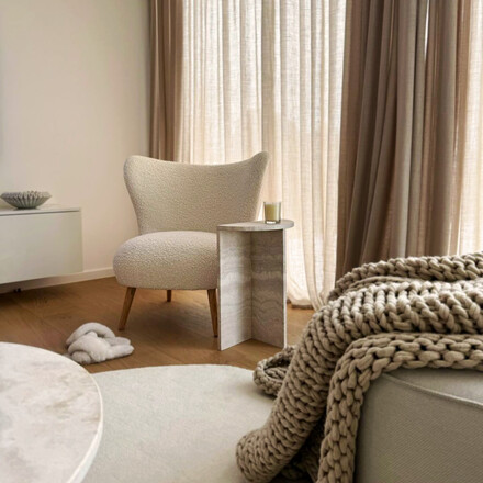 Sada konferenčních stolků z travertinu pro manžele Hejdovy. Zakázková výroba kamenictvím TONE OF STONE.