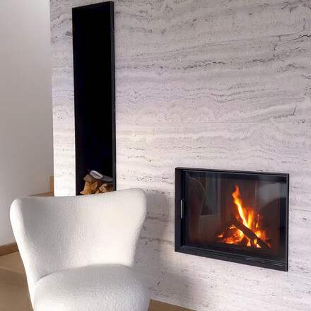 Obložení krbu přírodním travertinem pro manžele Hejdovy. Zakázková výroba kamenictvím TONE OF STONE.