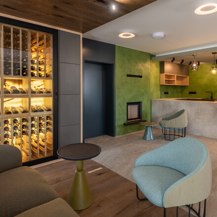 Podsvícená stěna v prostorách vinotéky nedaleko Lipna - onyx Onice Verde