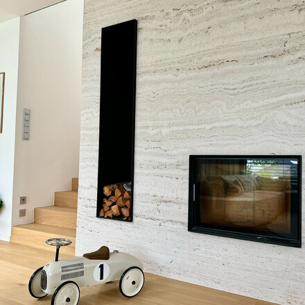 Obložen&iacute; krbu př&iacute;rodn&iacute;m kamenem Travertino Romano Classico. Zak&aacute;zkov&aacute; v&yacute;roba kamenictv&iacute; TONE OF STONE.