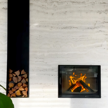 Obklad krbu př&iacute;rodn&iacute;m kamenem v jemně kr&eacute;mov&eacute; barvě - modern&iacute; interi&eacute;r manželů Hejdov&yacute;ch. Zak&aacute;zkov&aacute; v&yacute;roba kamenictv&iacute; TONE OF STONE.