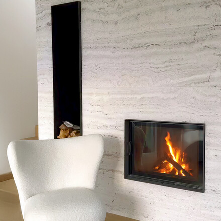 Obložen&iacute; krbu př&iacute;rodn&iacute;m travertinem Travertino Romano Classico pro manžele Hejdovy.  Zak&aacute;zkov&aacute; v&yacute;roba kamenictv&iacute; TONE OF STONE.