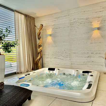 Luxusní spojení přírodního kamene a moderního designu – travertinová stěna podtrhuje klidnou atmosféru wellness zóny v nově zrekonstruovaném domě manželů Hejdových. Zakázková výroba na přání pro manžele Hejdovy. Vyrobeno zakázkovým kamenictvím TONE OF STONE.