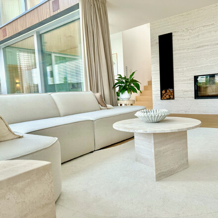 Luxusn&iacute; a &uacute;tuln&yacute; ob&yacute;vac&iacute; pokoj manželů Hejdov&yacute;ch s krbem obložen&yacute;m př&iacute;rodn&iacute;m travertinem a designov&yacute;m stolkem, kter&yacute; dokonale lad&iacute; s celkov&yacute;m prostorem. Zak&aacute;zkov&aacute; v&yacute;roba na př&aacute;n&iacute; pro manžele Hejdovy. Vyrobeno zak&aacute;zkov&yacute;m kamenictv&iacute;m TONE OF STONE.