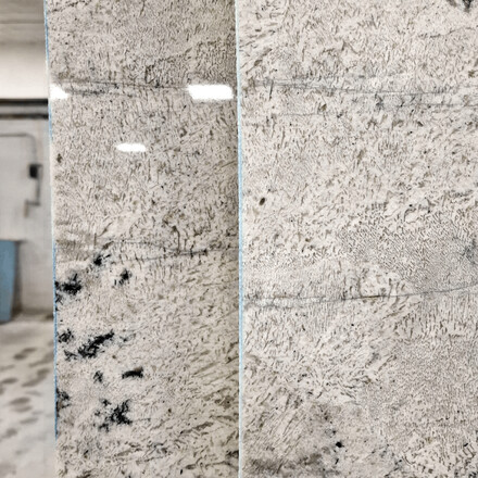 Rozdíl mezi leštěným povrchem a povrchem s názvem leather - žula White Babylon