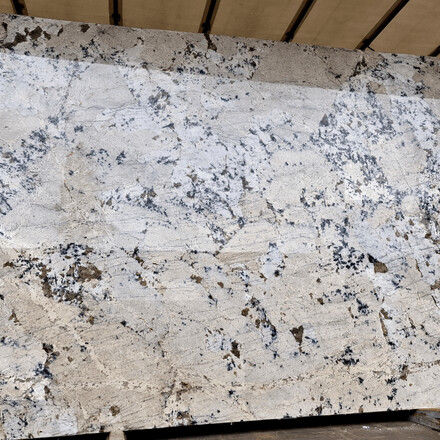 Pohled na celou desku žuly White Babylon s leštěným povrchem