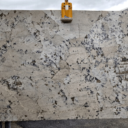 Pohled na celou desku žuly White Babylon s leštěným povrchem