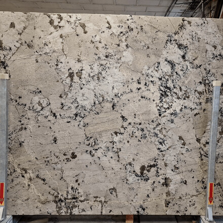 Velkoformátová deska žuly White Babylon s povrchovou úpravou leather