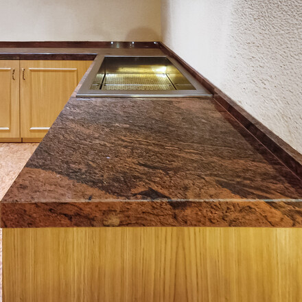 Zak&aacute;zkov&aacute; v&yacute;roba pracovn&iacute; desky z žuly Multicolor s leskl&yacute;m povrchem. Sn&iacute;daňov&yacute; bar v restauraci.