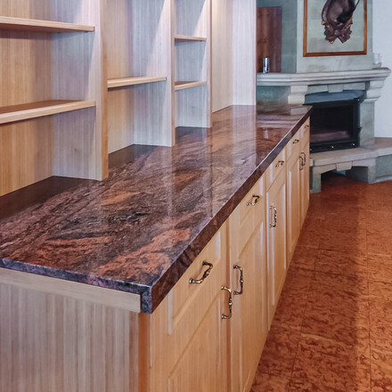 Žulová kamenná deska pro restauraci ve Strakonicích. Přírodní kámen Multicolor. Žulová kamenná deska pro restauraci ve Strakonicích. Přírodní kámen Multicolor.