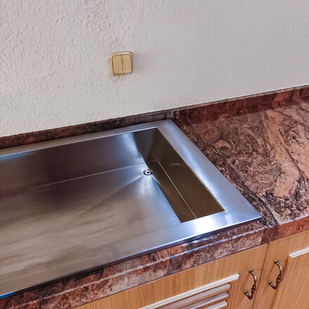 Realizace desky v prostorách kuchyňského baru s dřezem s horní montáží. Přírodní indická žula Multicolor, práce na zakázku. Realizace desky v prostorách kuchyňského baru s dřezem s horní montáží. Přírodní indická žula Multicolor, práce na zakázku.