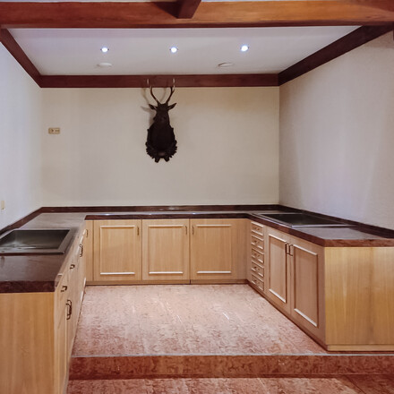 Luxusn&iacute; kuchyňsk&eacute; desky v prostor&aacute;ch restaurace, kuchyně ve tvaru U v loveck&eacute;m stylu doplněn&aacute; o desku z př&iacute;rodn&iacute;ho kamene Multicolor.