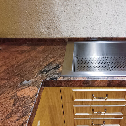 Žulová deska Multicolor doplněna o nerezový dřez s horní montáží. Žulová deska Multicolor doplněna o nerezový dřez s horní montáží.